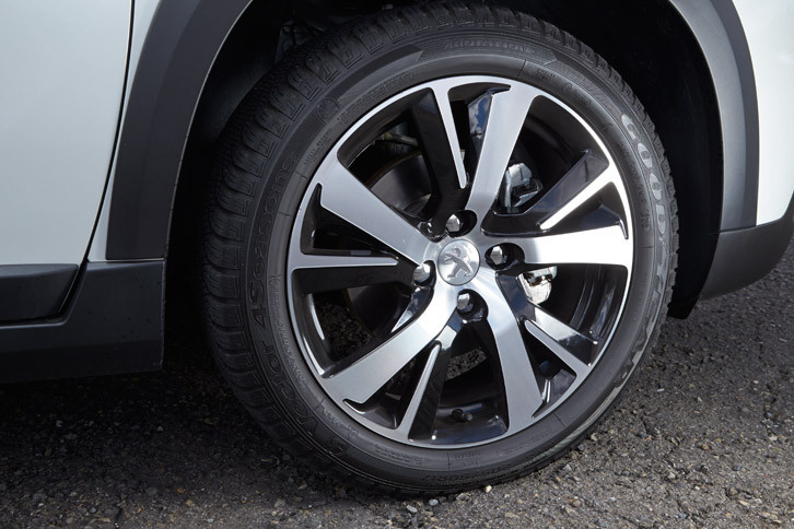 「2008 GTライン」に装備されるオールシーズンタイヤの「グッドイヤー・ベクター4シーズンズ」。サマータイヤに遜色のないドライ性能、ウエット性能と、多少の雪であれば走破できる雪上性能を併せ持つ。