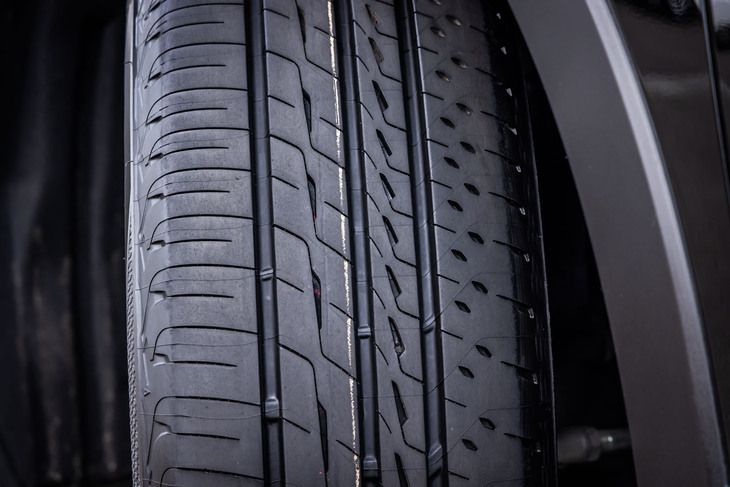 タイヤのイン側にショルダー部の剛性を高める「ダイヤモンドスロット」を導入。両サイドのショルダーブロックを大きくすることで剛性を高めてふらつきを低減するほか、耐摩耗性の向上と偏摩耗の抑制を実現するという。