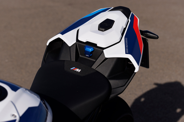 シート高は840mmが標準で、オプションでローシート仕様やハイシート仕様、ピリオンシートなどが用意される。