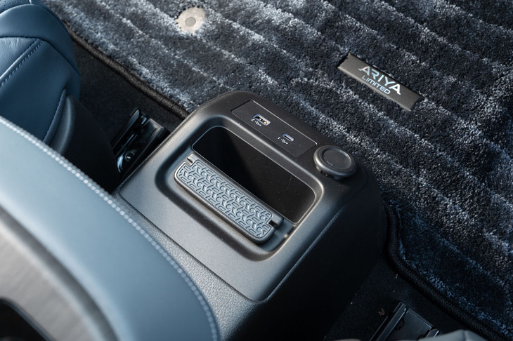 最新のモデルらしくコネクティビティ―は充実、ワイヤレスチャージャーが標準装備されるほか、USBポート（Type-A、Type-C）が前席用と後席用にそれぞれ装備される。