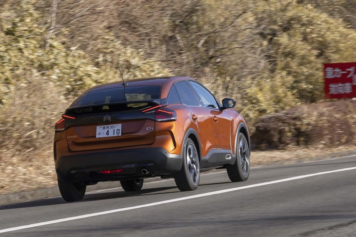 足まわりはフロントがストラット式でリアがトーションビーム式。バンプストップラバーの代わりにセカンダリーダンパーを備えた「プログレッシブハイドロ―リッククッション」を搭載している。