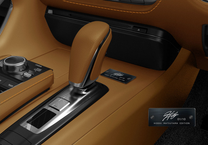 松山英樹選手のサインとシリアルナンバー入りのプレートが貼られる。