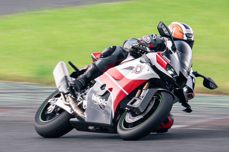 パワーユニットは「カワサキ・ニンジャZX-10RR」の998cc 水冷直列4気筒をベースに、ビモータのシャシーに合わせて独自の調律を加えたもの。最高出力は200PS/1万3600rpm、
	最大トルクは111N・m/1万1700rpmとなっている。