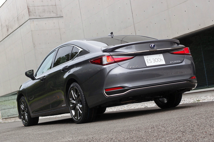 
	静粛性と空力性能が徹底的に追求された新型「ES」。リアコンビランプやリアバンパー下部の形状も、それらの向上に寄与しているという。
	