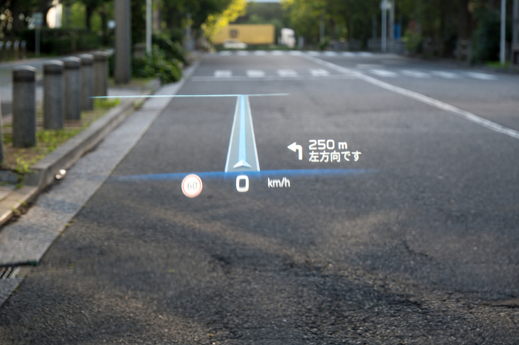 3D表示に対応したヘッドアップディスプレイも搭載。ナビゲーションの目的地を入力すると、実際の道路をなぞるようにして曲がるべき交差点やカーブを示してくれるため非常に分かりやすい。