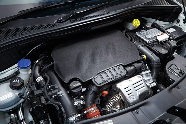 「2008」に搭載される1.2リッター直3直噴ターボエンジン。1.2tの車体をスポーティーに走らせるパワーと、17.3km/リッター（JC08モード）という燃費を両立している。