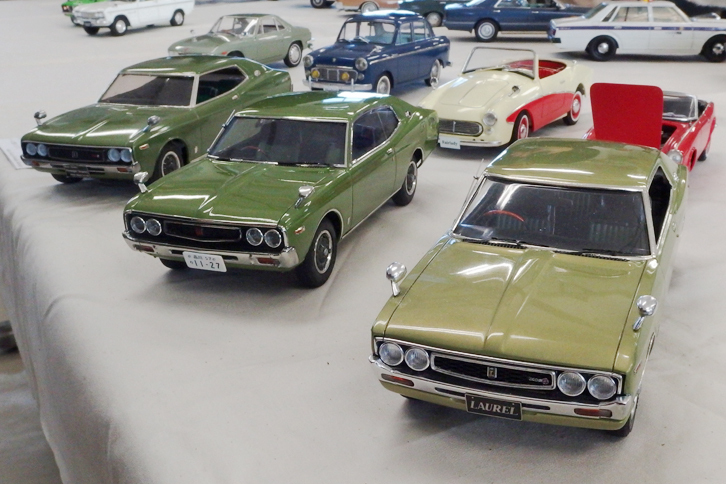 3社（3者）3様の、型式名C130こと「日産ローレル ハードトップ2000SGX」。いずれも1/24で、手前からマルイ、アオシマ、ニチモ製。作者もそれぞれ異なる。中央のアオシマ製が幅広に見えるが、作者によればこれでも車幅を詰めているとのこと。