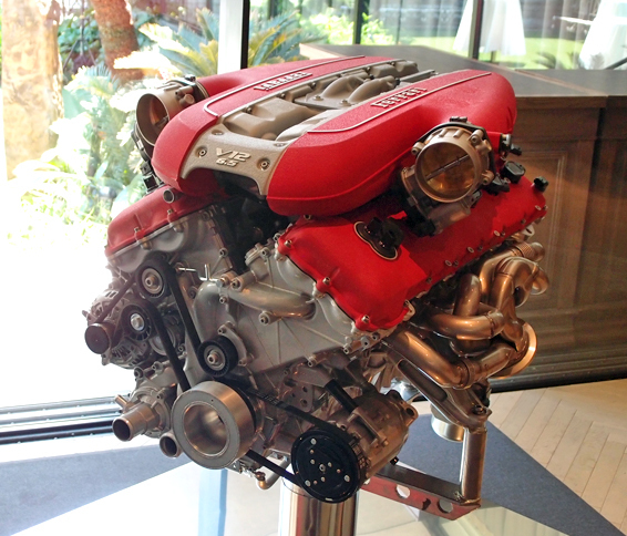 披露会の会場に展示された、「812スーパーファスト」の6.5リッターV12エンジン。最高出力800ps、最大トルクは718Nm。