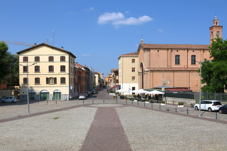 城塞の広場から一直線に伸びるのが、チェントのメインストリートであるグエルチーノ通り。