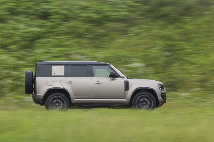 この試乗車のボディーカラーは「オクタ」専用の「ペトラカッパー」。そこにオプションのマットプロテクティブフィルムを施工している