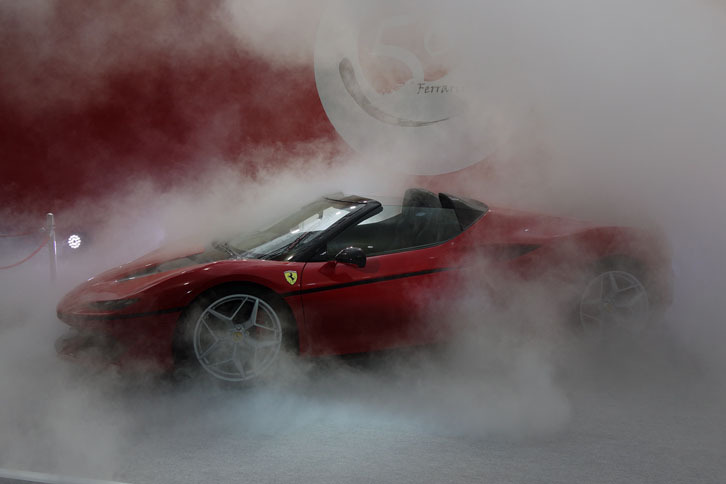 「J50」のエクステリアデザインはゼロから起こされたというもの。フロントマスクは現行フェラーリのどのクルマとも似ていない、シャープなイメージ。