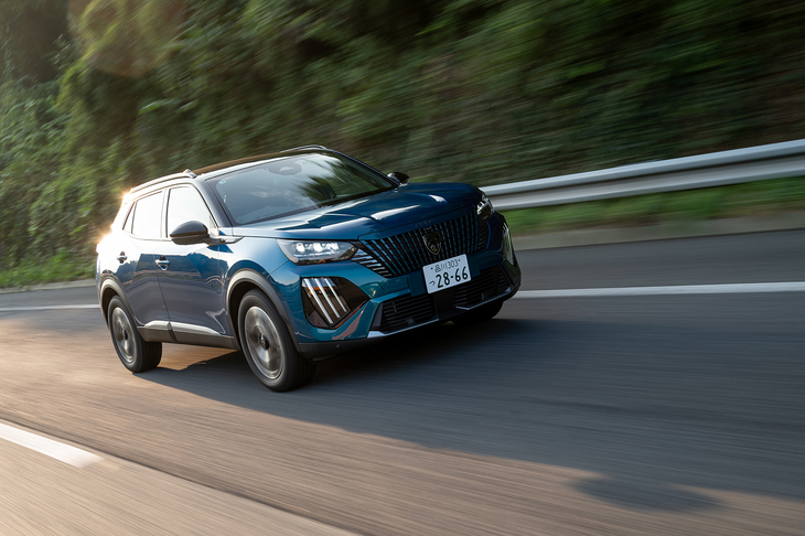 1.2リッターターボエンジンには駆動用モーター（最高出力20PS／最大トルク51N・m）を内蔵した6段のデュアルクラッチ式ATが組み合わせられる。システム最高出力は145PSを発生する。