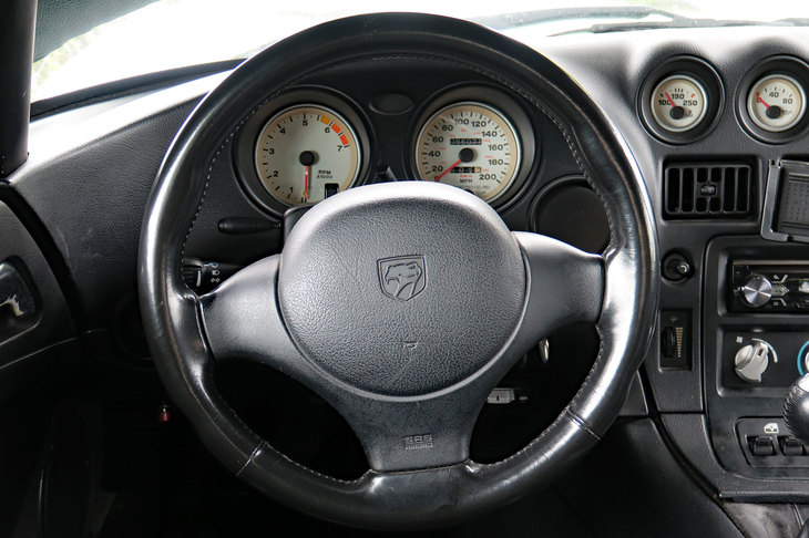 微妙な“右流れ”が再発したわが「バイパー」。以前ほどではないが、写真ぐらい左にハンドルを切っていないと、真っすぐ走ってくれない。