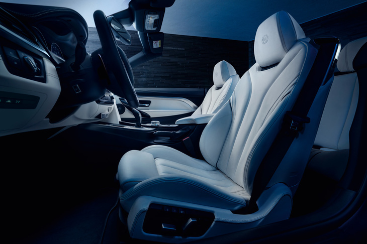 「B4 Sビターボ エディション99カブリオ」のシート。