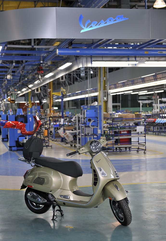 現在83の国と地域で展開されるベスパ。1946年春から起算して、これまで約1900万台が生産されたという。なお、今回の特別仕様車は、ともにベトナムで生産される。