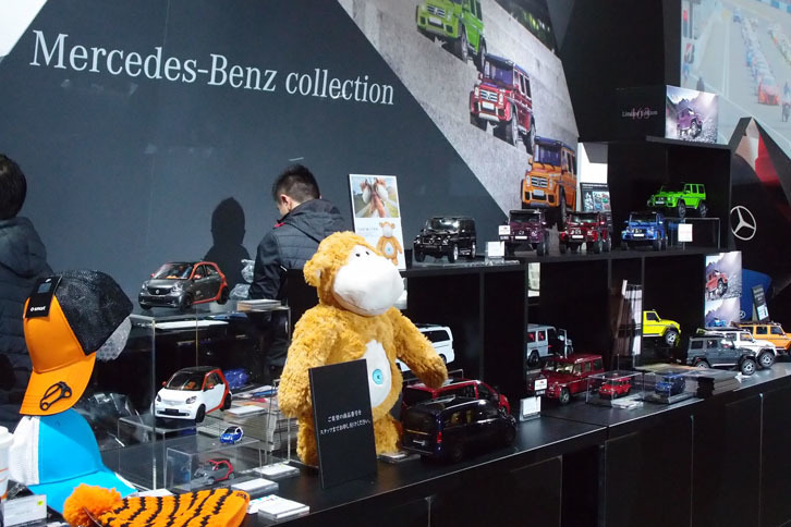 メルセデス・ベンツのブースで販売された関連グッズ。