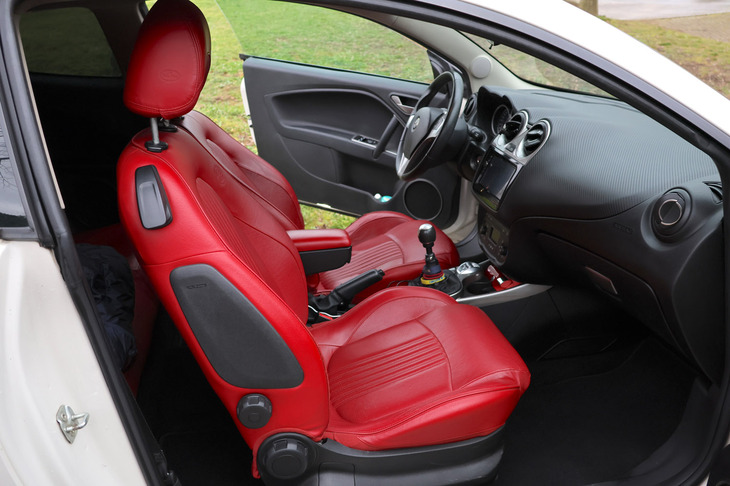 即決のきっかけとなった鮮やかな赤のレザー内装。