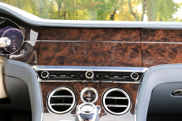 「Bentleyローディングディスプレイ」では、12.3インチの画面や3連アナログメーターのほか、写真のウッドパネル面を選ぶこともできる。