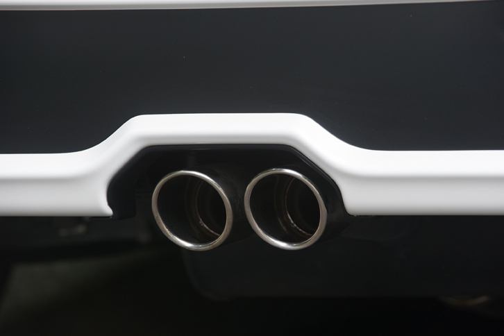センター2本出しの「ハイレスポンスマフラーVer.S」。素材はステンレスで、テールエンド部の径は70mm。