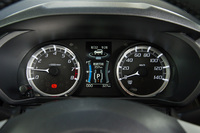 「カスタム」に装備されるメッキリング付きの自発光式メーター。中央にはカラー液晶のマルチインフォメーションディスプレイが装備される。