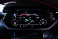 12.3インチの液晶ディスプレイ「アウディバーチャルコックピット」が採用されたメーターパネル。写真は充電中の様子で、満充電まであと38分との表示が確認できる。