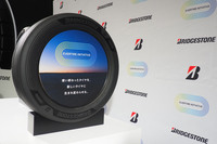 ブリヂストンが推進する水平リサイクル「EVERTIRE INITIATIVE（エバータイヤイニシアチブ）」によって製造されたコンセプトタイヤ。