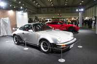 ポルシェブースには、1989年式の「911ターボ」と「タイカンGTS」「911ダカール」の3台が展示されている。