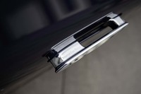 「自動コンフォートドア」を採用しており、ドライバーが車両から6mのところまで近づくとドアハンドルが飛び出し、1.5mにまで接近するとドアが自動的に開く。