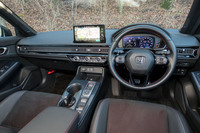 「シビック」のダッシュボードはメッシュが左右を横断する見事なまでの水平基調。ただし、テカテカのストライプのパネルを貼ったセンターコンソールの質感が今ひとつ。