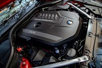 「M40i」に搭載される3リッター直6ターボエンジン「B58B30C」。340ps、500Nmというアウトプットに加え、エンジン近くに配置された大容量の触媒コンバーターや、微粒子の排出を抑制するパティキュレートフィルターの採用により、厳しい欧州の排出ガス規制「ユーロ6d-TEMP」に適合する高い環境性能も実現している。