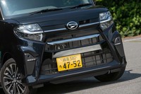 「カスタム」の押し出しの強さを重視したフロントマスクは先代譲りだが、メッキパーツを減らすなどして、少しシンプルになった。