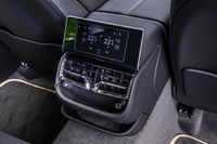 センターコンソール後部に、取り外しができる「タッチスクリーンリモート」を装備。エアコンやオーディオのほか、シートのマッサージやベンチレーター機能などのコントロールが行える。