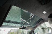 ガラスが前席の頭上まで広がる「パノラミックウインドシールド」が、室内に開放感を与えている。サンバイザーは折りたたんで、Aピラーと水平に収納できる。