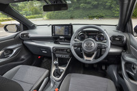 シフトノブまわり以外のインテリアデザインは、CVT搭載車に準じたもの。スマートフォンとの連携が可能なディスプレイオーディオは「ヤリス」全車で標準装備となる。