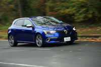 ステアリングレシオは13.1を基本としつつ、「4コントロール」の後輪操舵により10～17の間で可変する。後輪の最大舵角は、逆位相で2.7度、同位相で1度となっている。