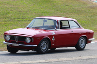 1963年登場の「アルファ・ロメオ・ジュリア スプリントGT」。ボディーのボリューム感はずいぶん違うが、上述の「マセラティ・ギブリ」同様、ボディーの上面と側面がフロントの縁から始まるエッジで分離されており、またボディーサイドもショルダー下のキャラクターラインで面が二分されている。（写真は1965年製GTA）