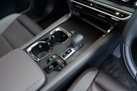 変速機は電気式CVT。セレクター後方のスイッチで「チャージ」「セーブ」「EV」など、パワートレインのモードを変更できる。