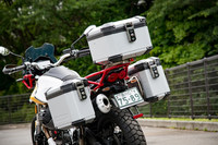 純正アクセサリーとして用意されるパニアケース。いずれも1.5mm厚のアルミ製で、右に取り付けるものが39リッター、上に取り付けるものが41リッター、左に取り付けるものが33リッターの容量を備えている。