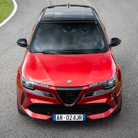 賛否両論が渦巻く「ジュニア」のフロントマスク。コの字型のヘッドランプと黒い装飾、ガバっと口を開けたロワグリルにより、かなり押しの強いイメージとなっている。