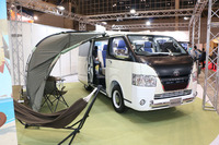 「トヨタ・ハイエース リラクベース」。エンジンは2リッターガソリンと2.8リッターディーゼルから、駆動方式はFRと4WDから選べる。車両価格は333万8280円から。