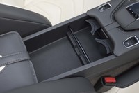 センターコンソールには必要な時だけ展開して使えるカップホルダーが備わっている。