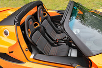 「エリーゼ スポーツ220 II」のルーフは、キャンバス製の巻き上げ式。取り外してオープンエアモータリングを楽しむこともできる。