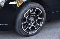 「レイス ブラックバッジ」の大径21インチホイールは、CFRP（炭素繊維強化樹脂）とアルミニウムの複合構造となっている。