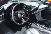 「SF90ストラダーレ」用に専用設計されたインテリア。ステアリングホイールにウインカーやヘッドランプ、ドライビングモードセレクターなどさまざまなスイッチが組み込まれているのも、同モデルの特徴だ。