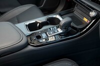 トランスミッションはトヨタのハイブリッド車ではおなじみの電気式CVT。背丈を抑えたシフトセレクターは前傾しているのがポイントで、手のひらで包むような操作感が心地いい。