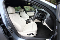 「Mスポーツ」に装備される専用スポーツシート。表皮はグレードに応じて、ダコタレザー（写真）、もしくはクロスとアルカンターラのコンビタイプとなる。