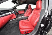 「グランスポーツ」では深い形状を持つスポーツシートが標準で装着される。