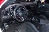 レザーやアルカンターラが用いられる「ジュリア クアドリフォリオF1トリビュート」のインテリア。