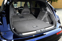 荷室の容量は、5人乗車時で555リッター。6：4分割可倒式の背もたれを写真のように倒すことで最大1750リッターにまで拡大できる。