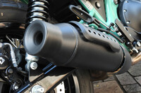 デザイン上のアクセントにもなっている、ちょっとユーモラスな太くて短いマフラー。上部のガードをメッキ加工とかにしたら面白そうだけど、そういうアクセサリーはないのかな？